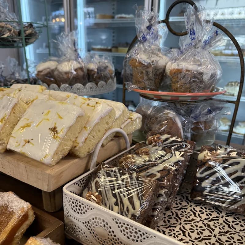 Vidriera de confitería con budines, brownies y pasteles en Confitería San Luis