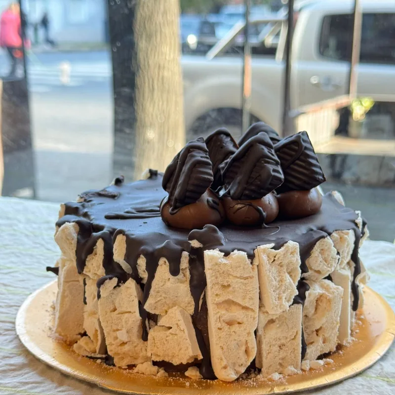 Torta de mantecol con chocolate en Confitería San Luis