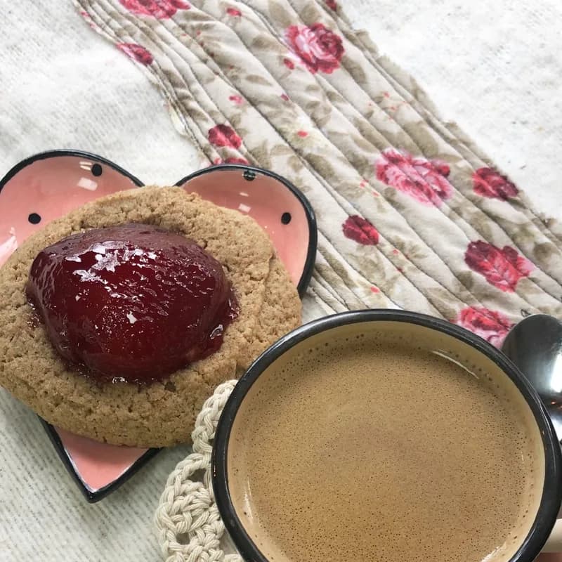 Cookie con mermelada de frutilla y café con leche en La Terraza