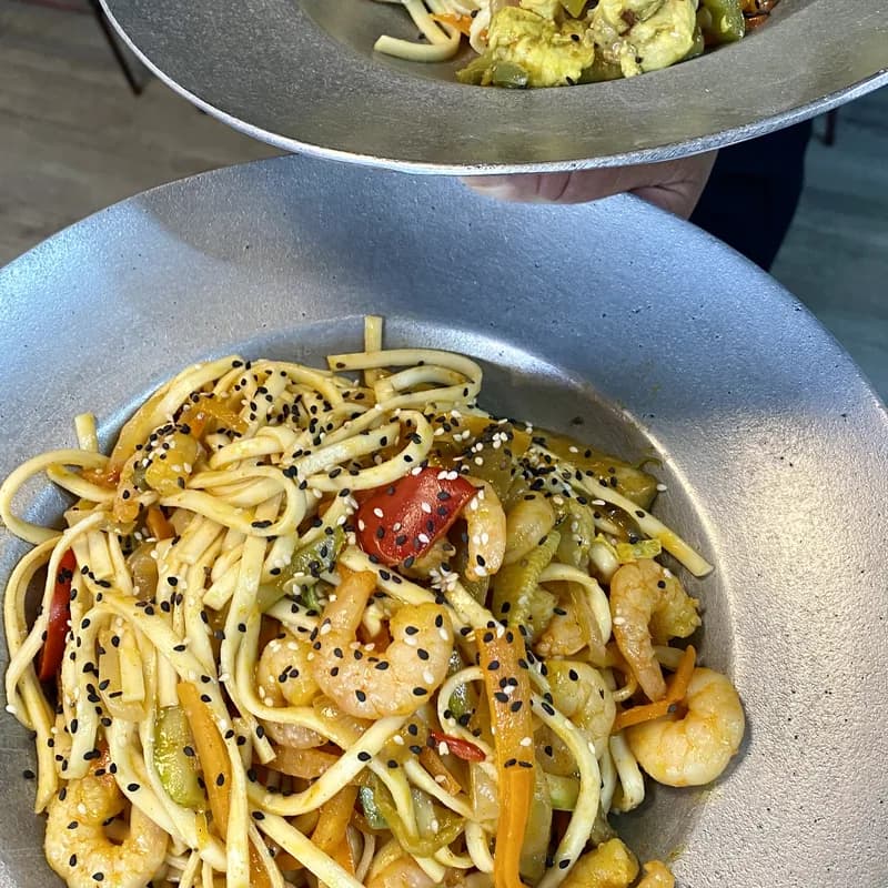 Tallarines con camarones, verduras y sésamo al wok de La Terraza