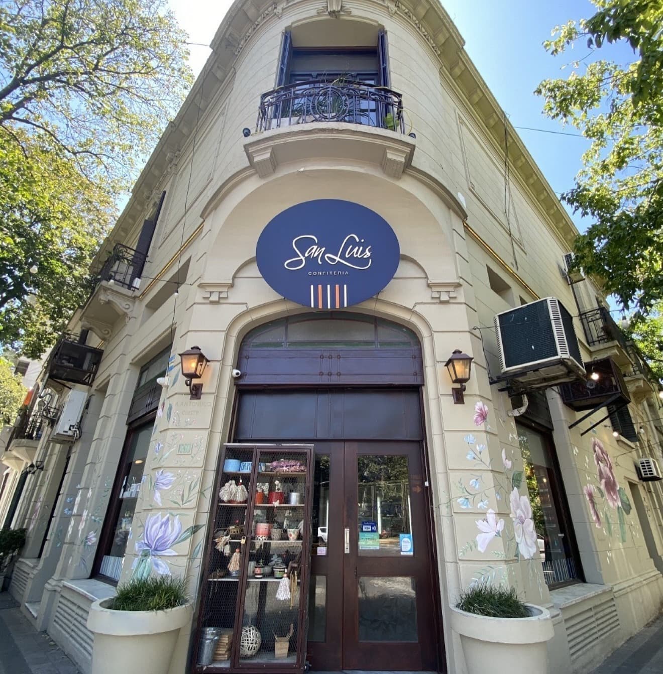 Fachada de Confitería San Luis